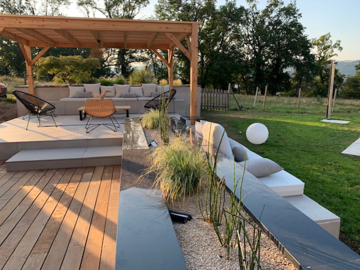 Très belle terrasse en carrelage et en bois