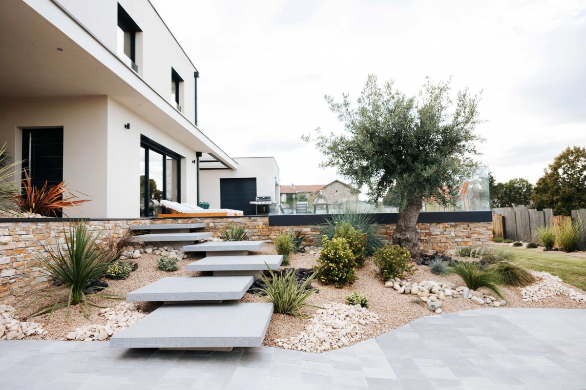 Plage de piscine en grès cérame et parements muraux