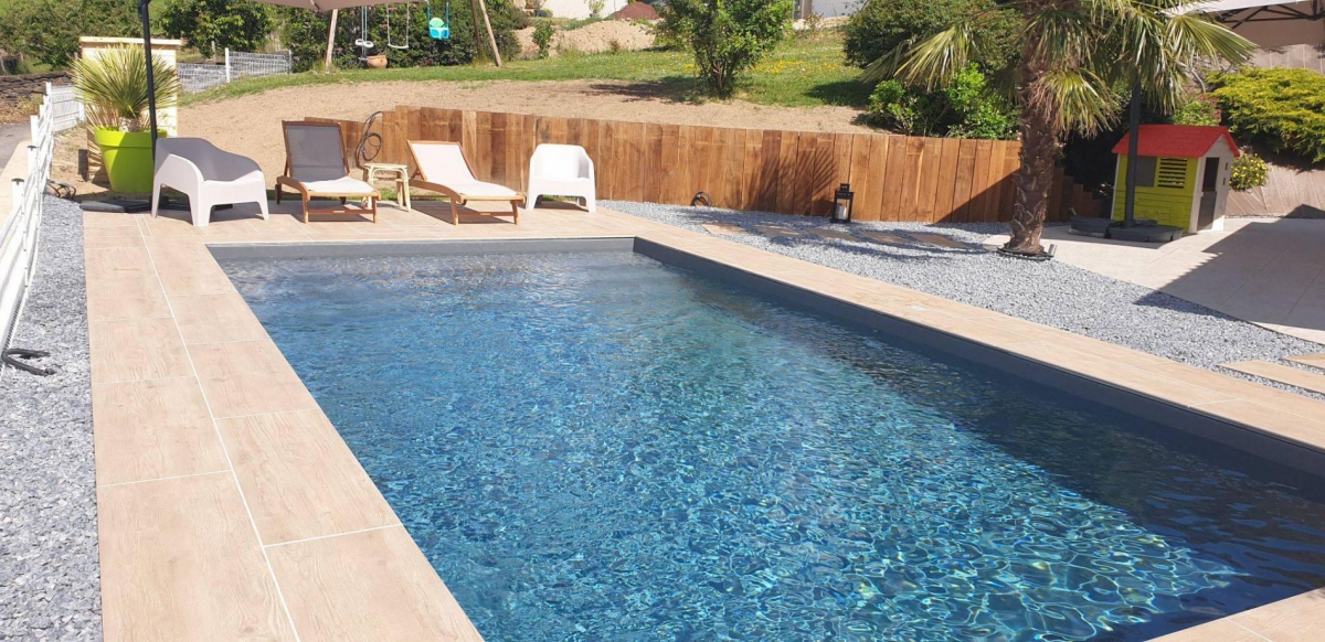 Magnifique piscine avec carrelage beige