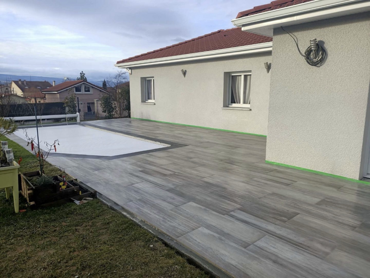 Terrasse en carrelage extérieur imitation bois