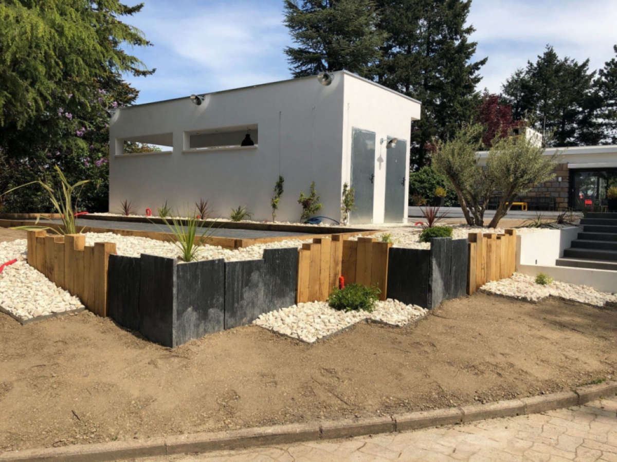 Terrain de pétanque et massif
