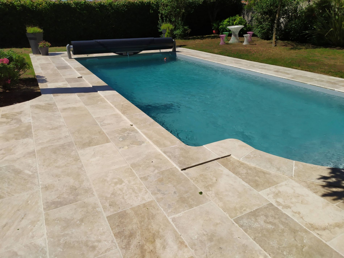 Terrasse et piscine en travertin mixte beige