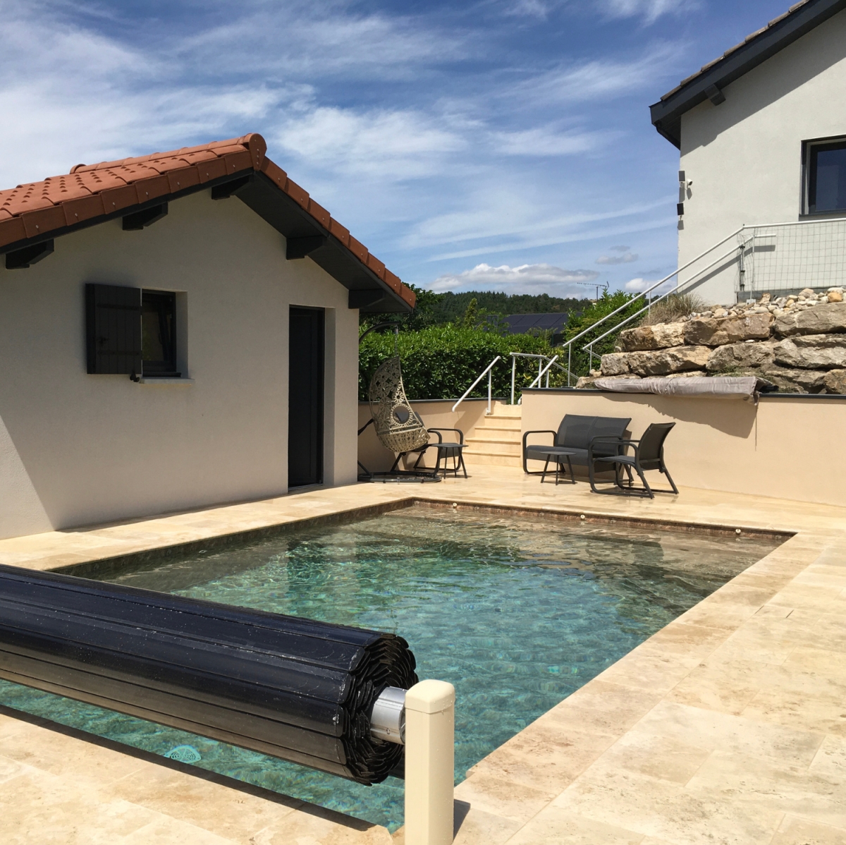 Magnifique plage de piscine en travertin mixte beige