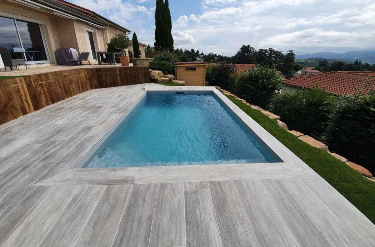 Superbe terrasse en carrelage extérieur gris