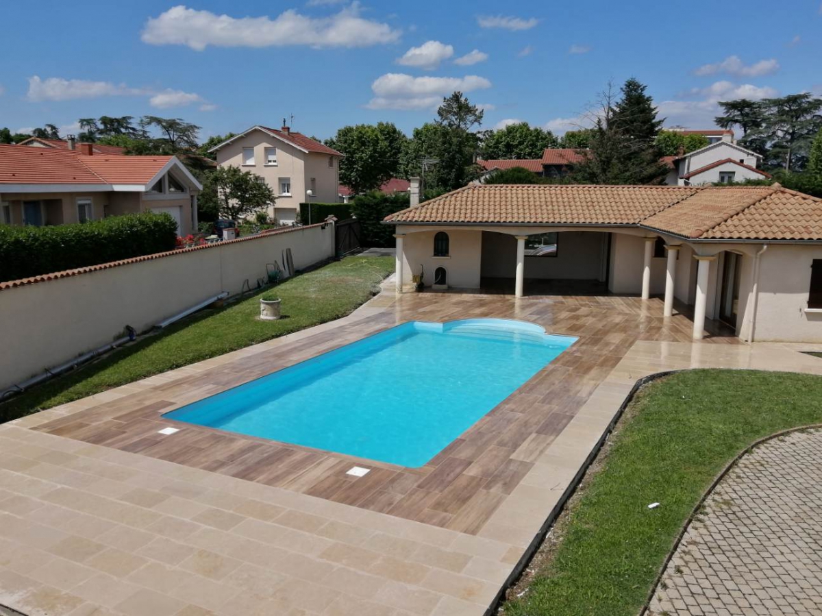 Sublime piscine en carrelage imitation bois&pierre naturelle