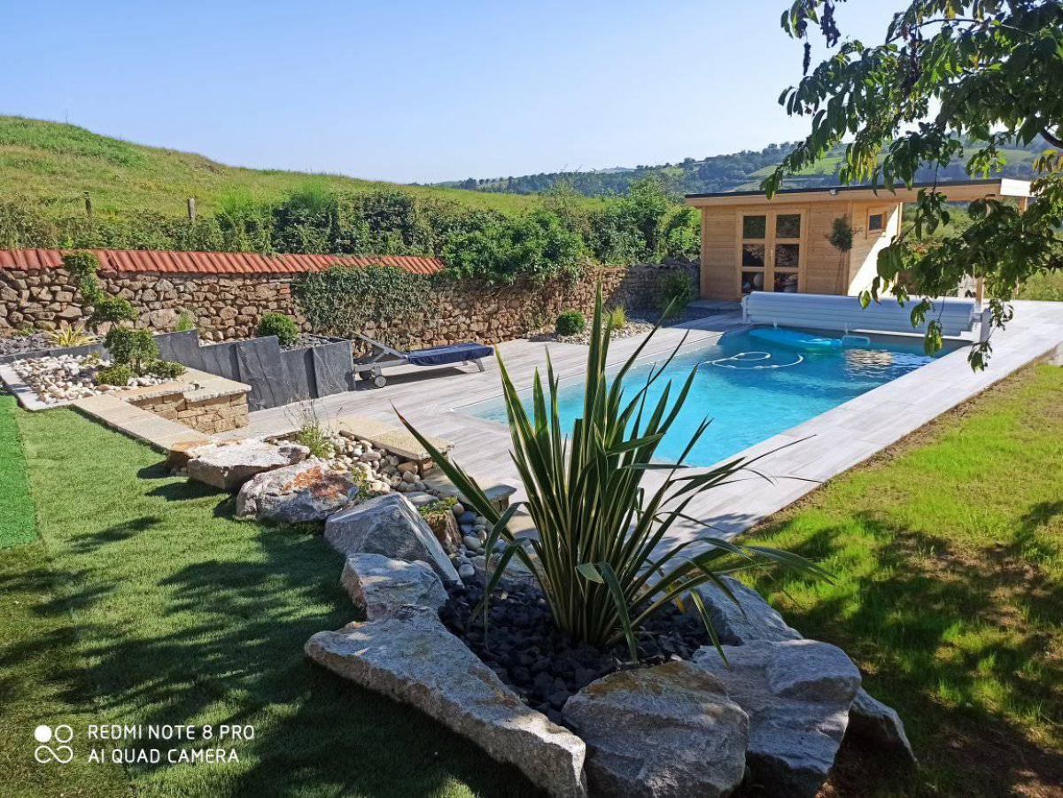 Piscine en grès cérame gris et massif en pierre