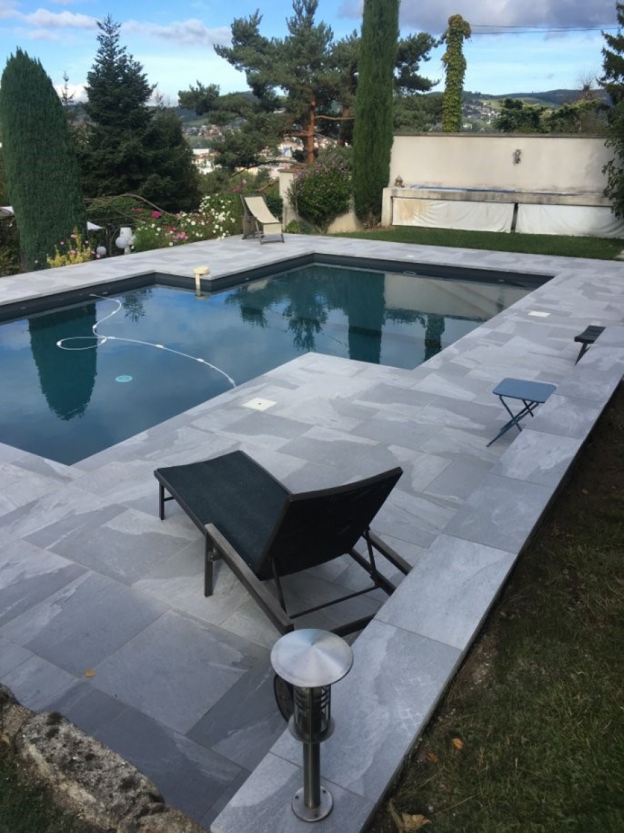 Superbe piscine en carrelage imitation pierre naturelle