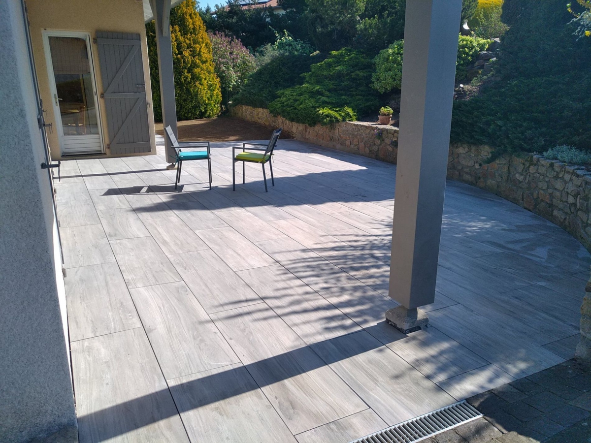 Terrasse en carrelage gris imitation bois
