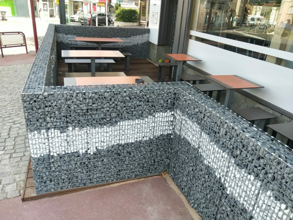 Mur en gabion avec galet noir et blanc