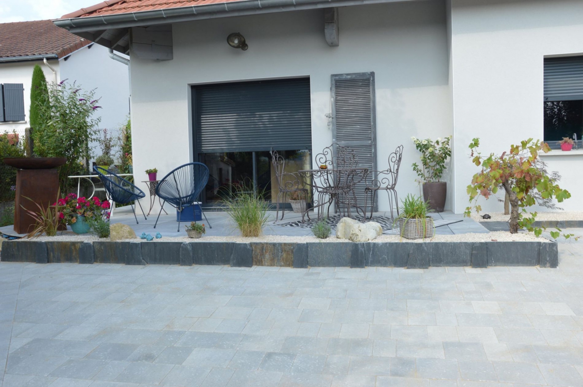 Terrasse et allée en pavé béton gris