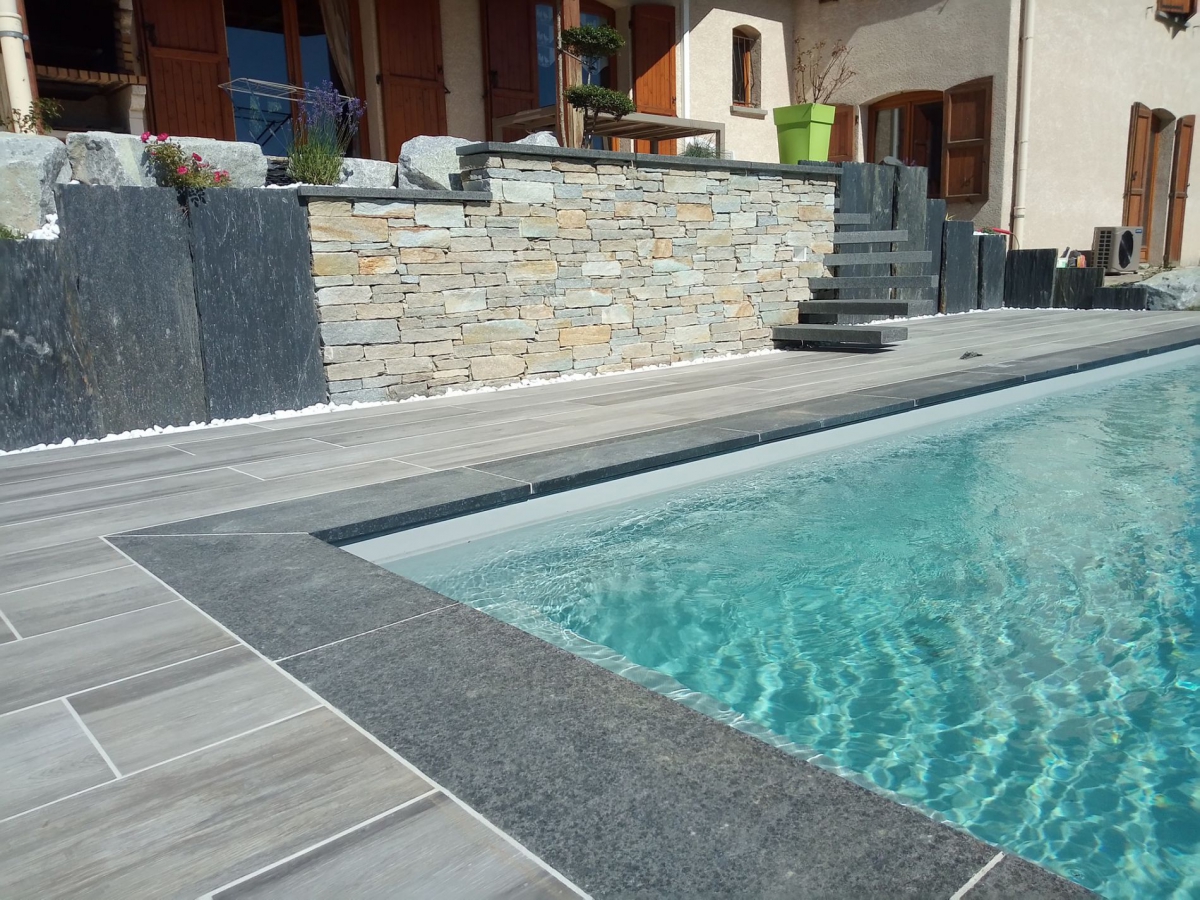 Magnifique piscine avec carrelage et pierre