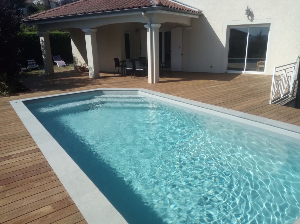 Terrasse en bois IPE et margelle en grès cérame
