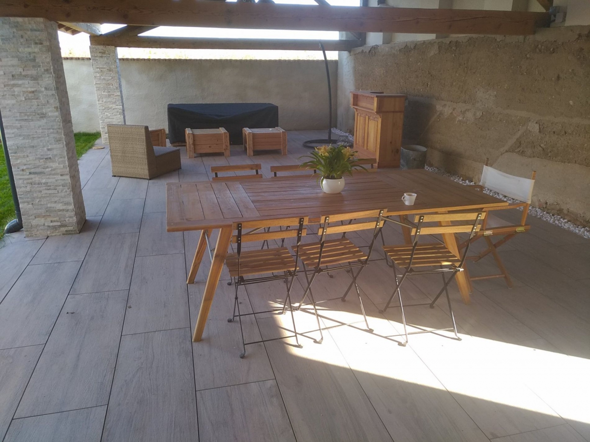 Terrasse en carrelage imitation bois