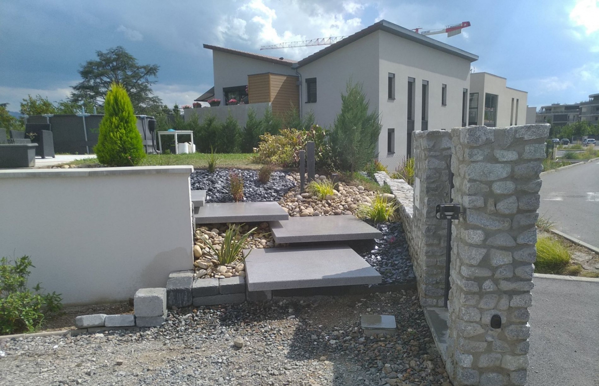 Escalier en granit avec décoration Zen