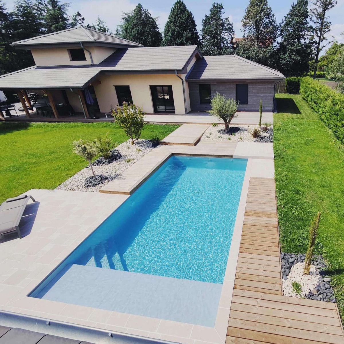 Plage de piscine bois et pierres naturelles Crème