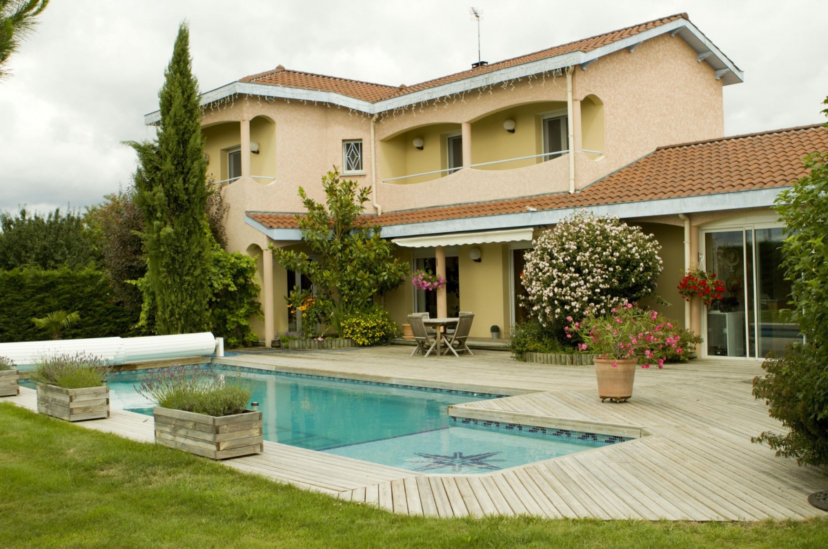 Terrasse et plage de piscine en lames pin