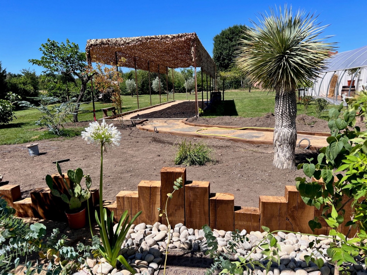Superbe terrain de pétanque avec abri bois